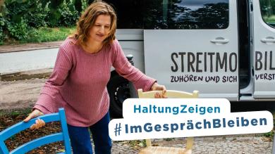 
		Katja Kaiser im Streitmobil
	